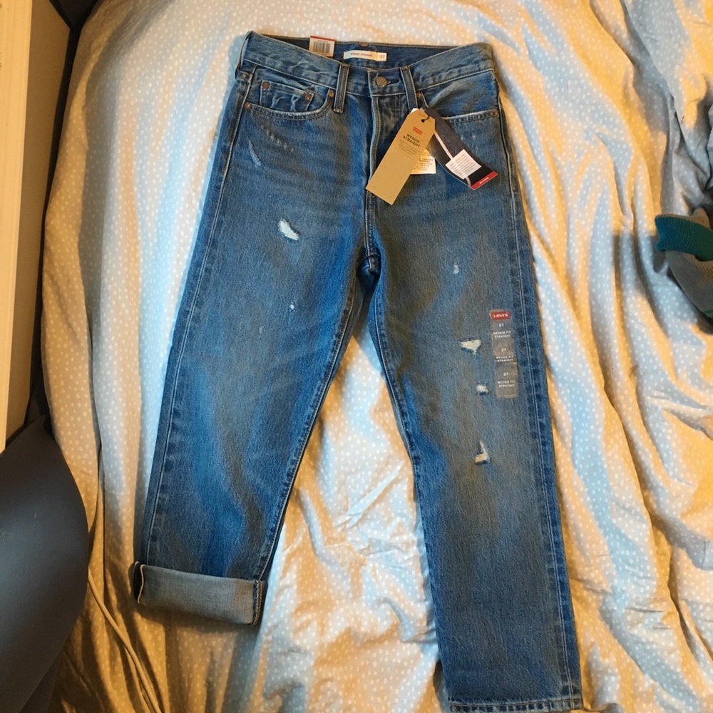 SOLD Levi’s High Rise Wedgie Fit Mom Jean 27